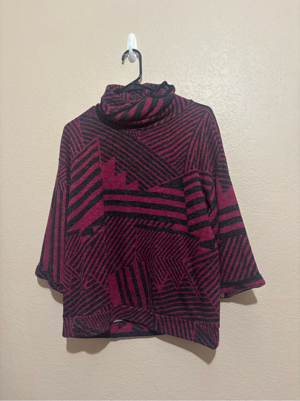 Chris & Carol Women’s cowl Geometric Pattern Sweater  w mask- Black & Burgundy